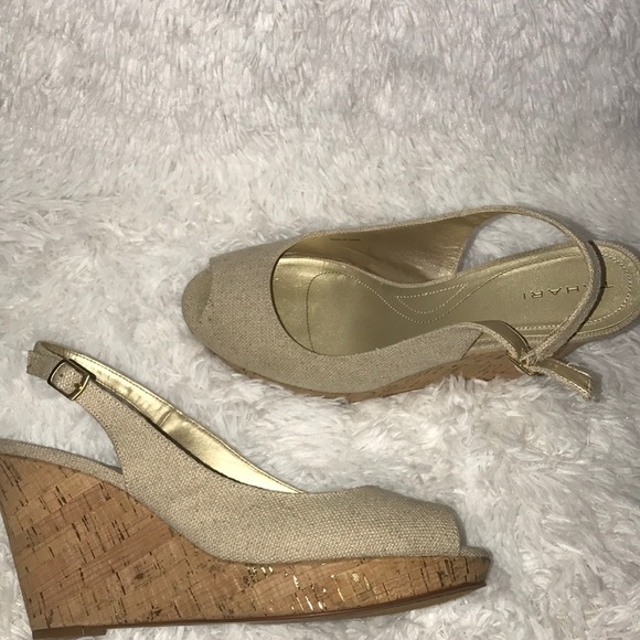 💜Tahari Taylor wedges size 10 - Picture 2 of 3